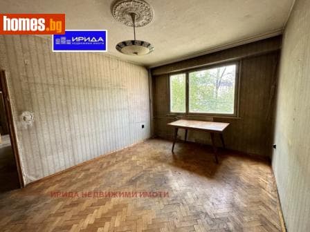 Тристаен, 57m²