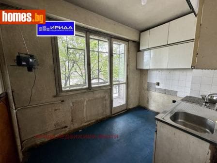 Тристаен, 57m²