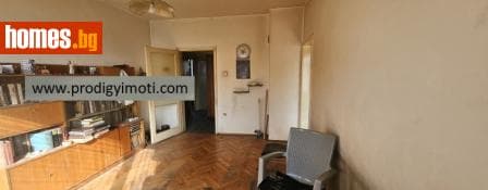 Тристаен, 76m²