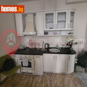 Тристаен, 55m²