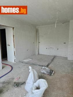 Тристаен, 93m²