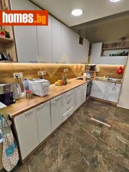 Тристаен, 185m²