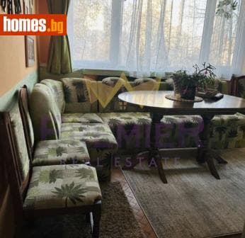 Тристаен, 64m²