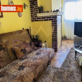 Тристаен, 64m²