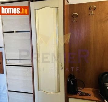 Тристаен, 64m²