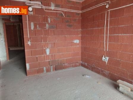 Тристаен, 81m²
