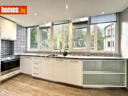 Тристаен, 60m²