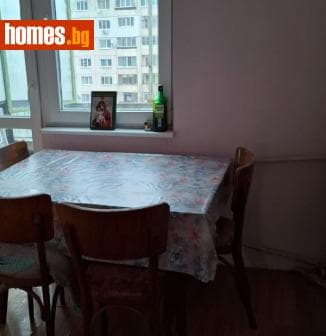 Тристаен, 84m²