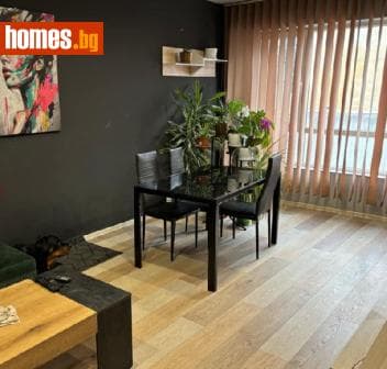 Тристаен, 90m²