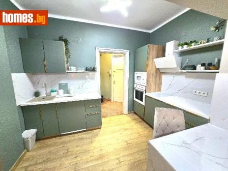 Тристаен, 68m²