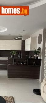 Тристаен, 251m²