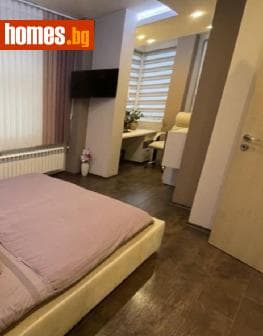 Тристаен, 251m²