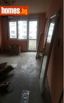 Тристаен, 77m²
