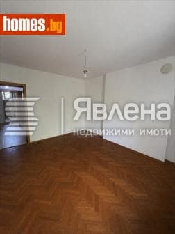 Тристаен, 79m²
