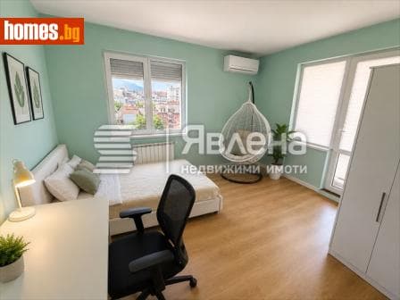 Тристаен, 125m²