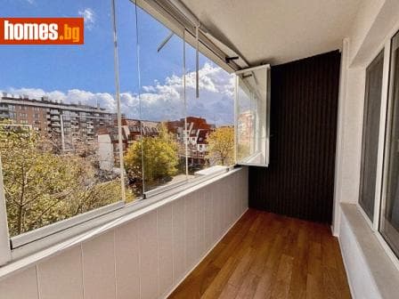 Тристаен, 66m²