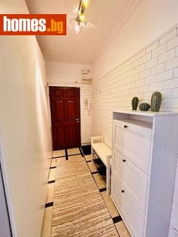 Тристаен, 66m²
