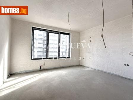 Тристаен, 90m²