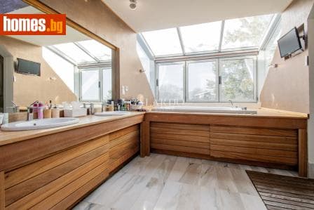 Тристаен, 180m²