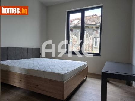 Тристаен, 79m²