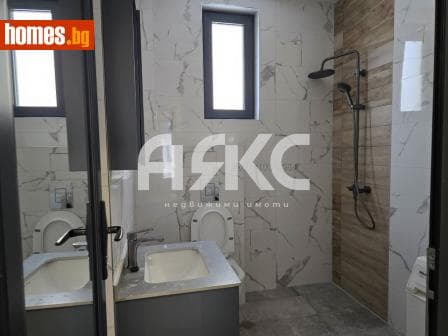 Тристаен, 79m²