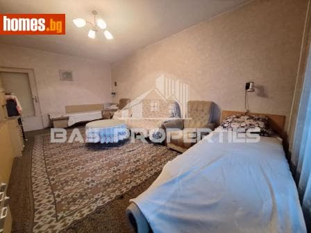 Тристаен, 66m²