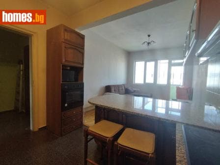 Тристаен, 76m²