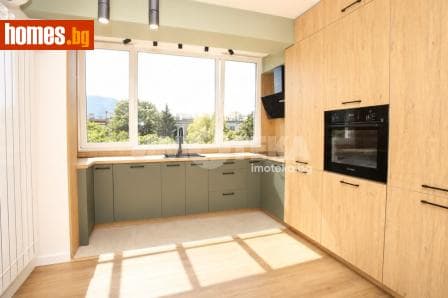 Тристаен, 57m²