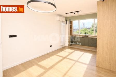 Тристаен, 57m²