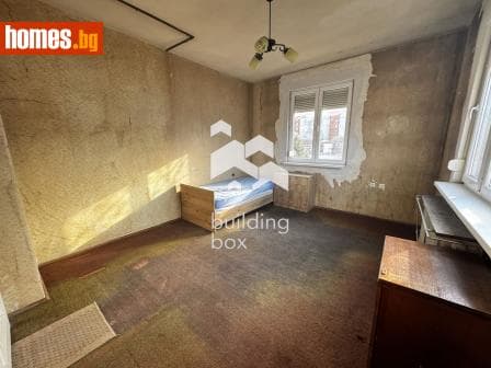 Тристаен, 85m²