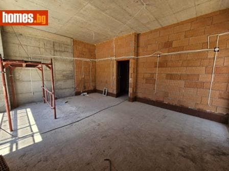 Тристаен, 104m²