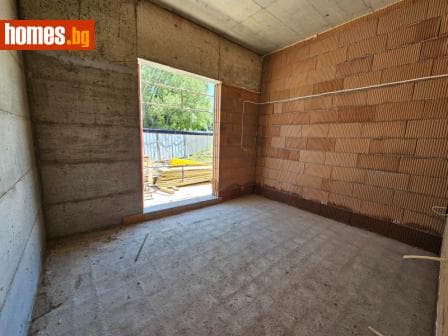 Тристаен, 104m²
