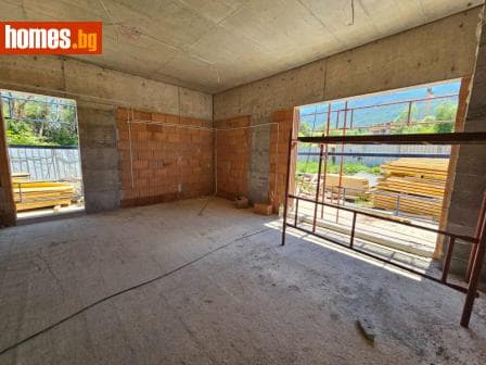 Тристаен, 104m²
