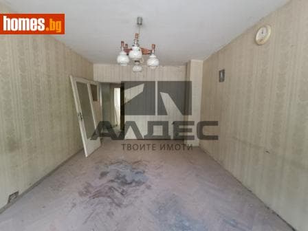Тристаен, 74m²