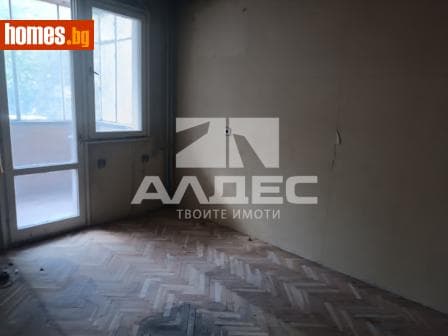 Тристаен, 74m²