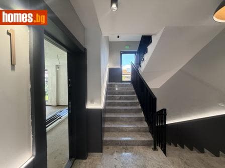 Тристаен, 93m²