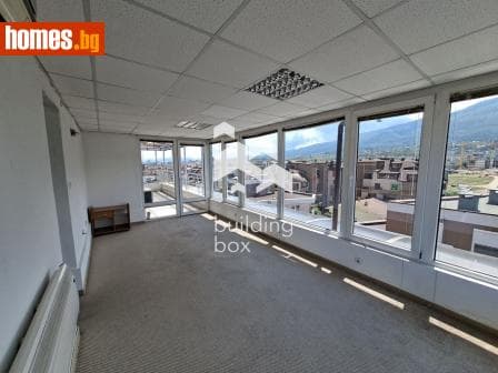 Тристаен, 246m²