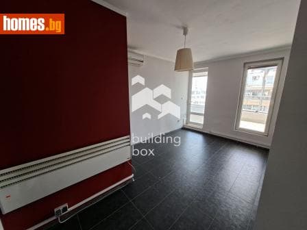 Тристаен, 246m²