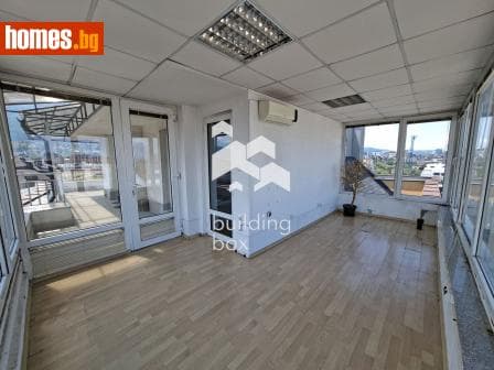 Тристаен, 246m²