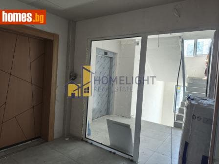 Тристаен, 242m²