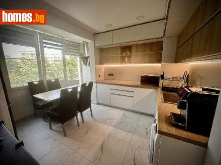 Тристаен, 85m²