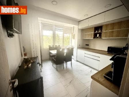 Тристаен, 85m²