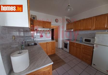 Тристаен, 121m²