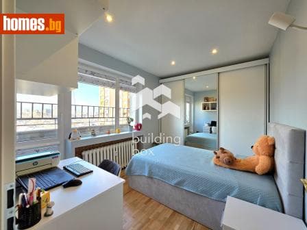 Тристаен, 65m²