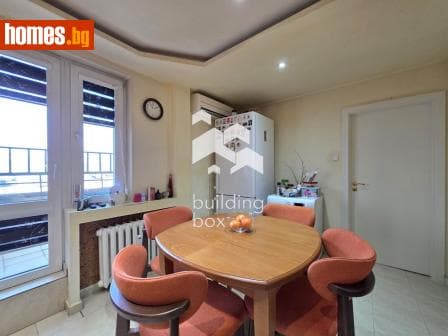 Тристаен, 65m²
