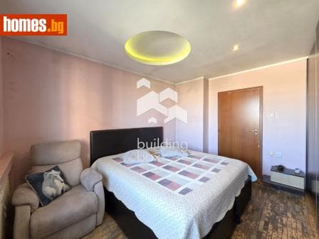 Тристаен, 65m²