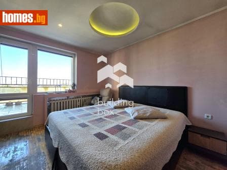 Тристаен, 65m²