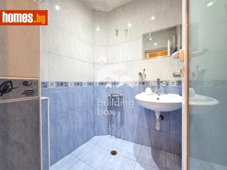 Тристаен, 65m²