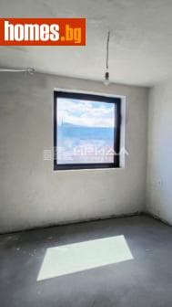 Тристаен, 402m²