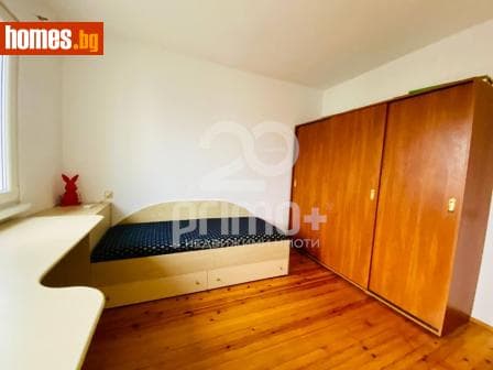 Тристаен, 71m²